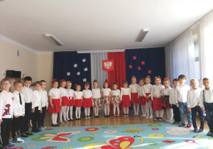 Dzieci z grupy PROMYCZKI podczas występu na akademii z okazji Święta Niepodległości.